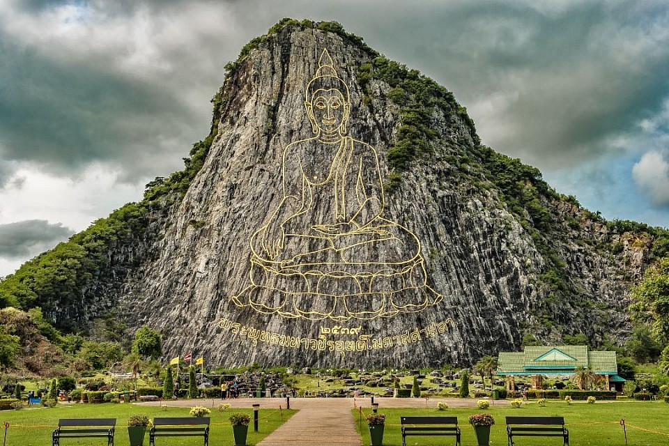Tayland'daki Khao Chi Chan (Buda Dağı) figürünün devasa bir dağa oyulmuş altın çizgilerle resmedilmiş hali. Bu görsel, meditasyon pratiğinin temelini oluşturan içsel gücü, dinginliği, farkındalığı ve ruhsal dengeyi temsil etmektedir. Mindfulness ve kişisel dönüşüm temalı içerikler için güçlü bir sembol.