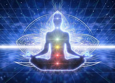 Bir meditasyon yapan siluet, yedi çakra merkezlerini (kırmızı, turuncu, sarı, yeşil, mavi, indigo, mor) temsil eden ışıklarla çevrili. Arka planda kozmik bir gece gökyüzü ve lotus mandala deseni, mavi ve mor tonlarda mistik bir atmosfer sunuyor. Spiritüel uyanış ve içsel enerji temalı görsel.