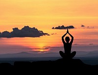 Farkındalık (mindfulness) meditasyonu: Şimdiki ana odaklanma, zihni arındırma ve iç huzur çalışması.