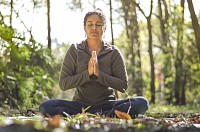 Kök çakrayı dengeleyen, güven ve istikrar hissini artıran topraklanma meditasyonu.
